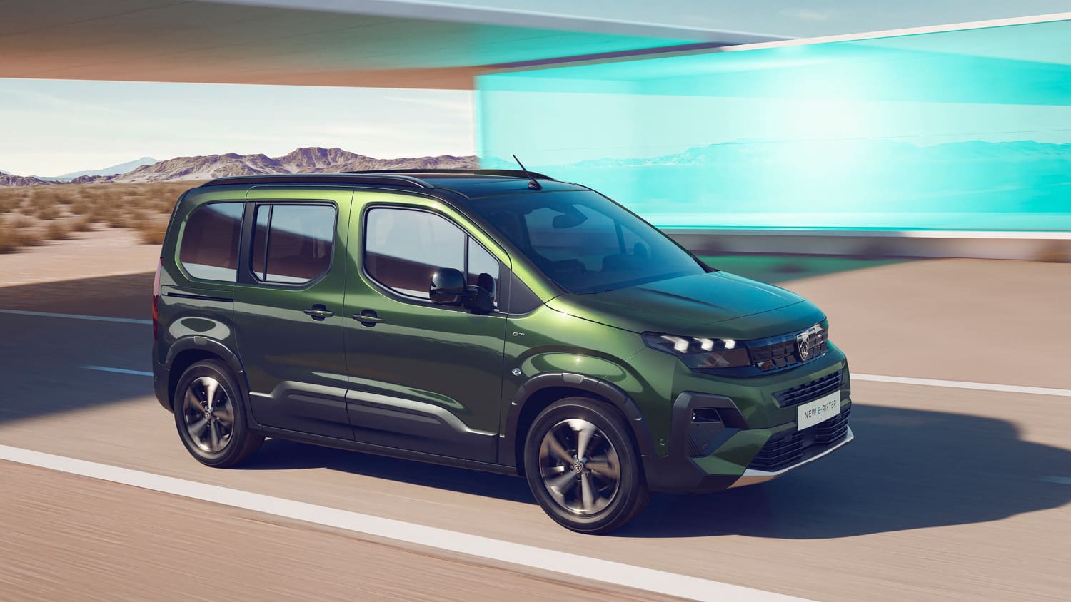 Der Peugeot Rifter fahrend von der Seite zu sehen