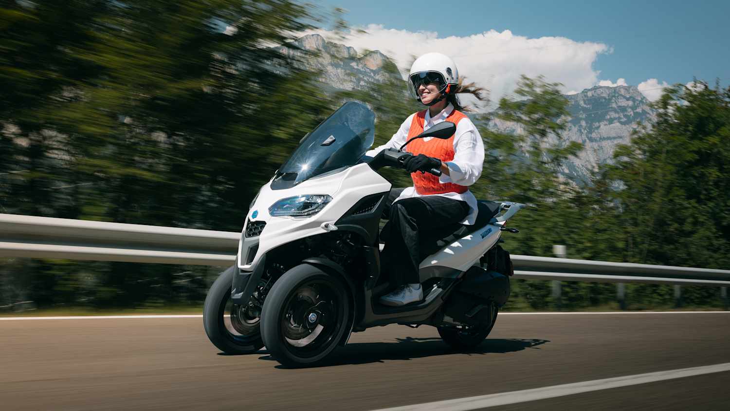 Front und Seitenansicher einer fahrenden Piaggio MP3 310