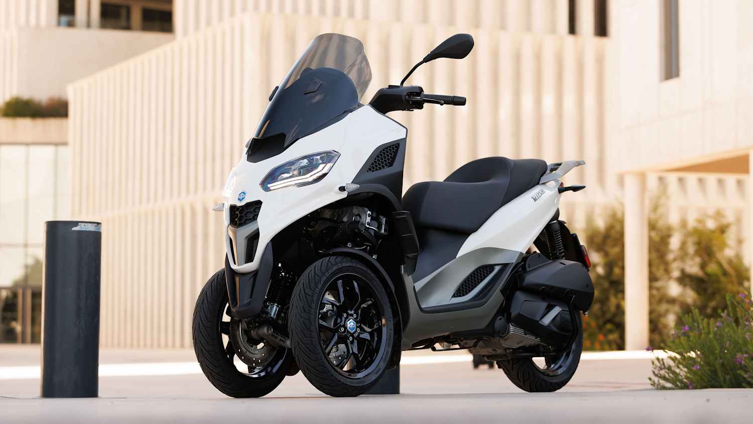 Seitenansicht einer Piaggio MP3 310 