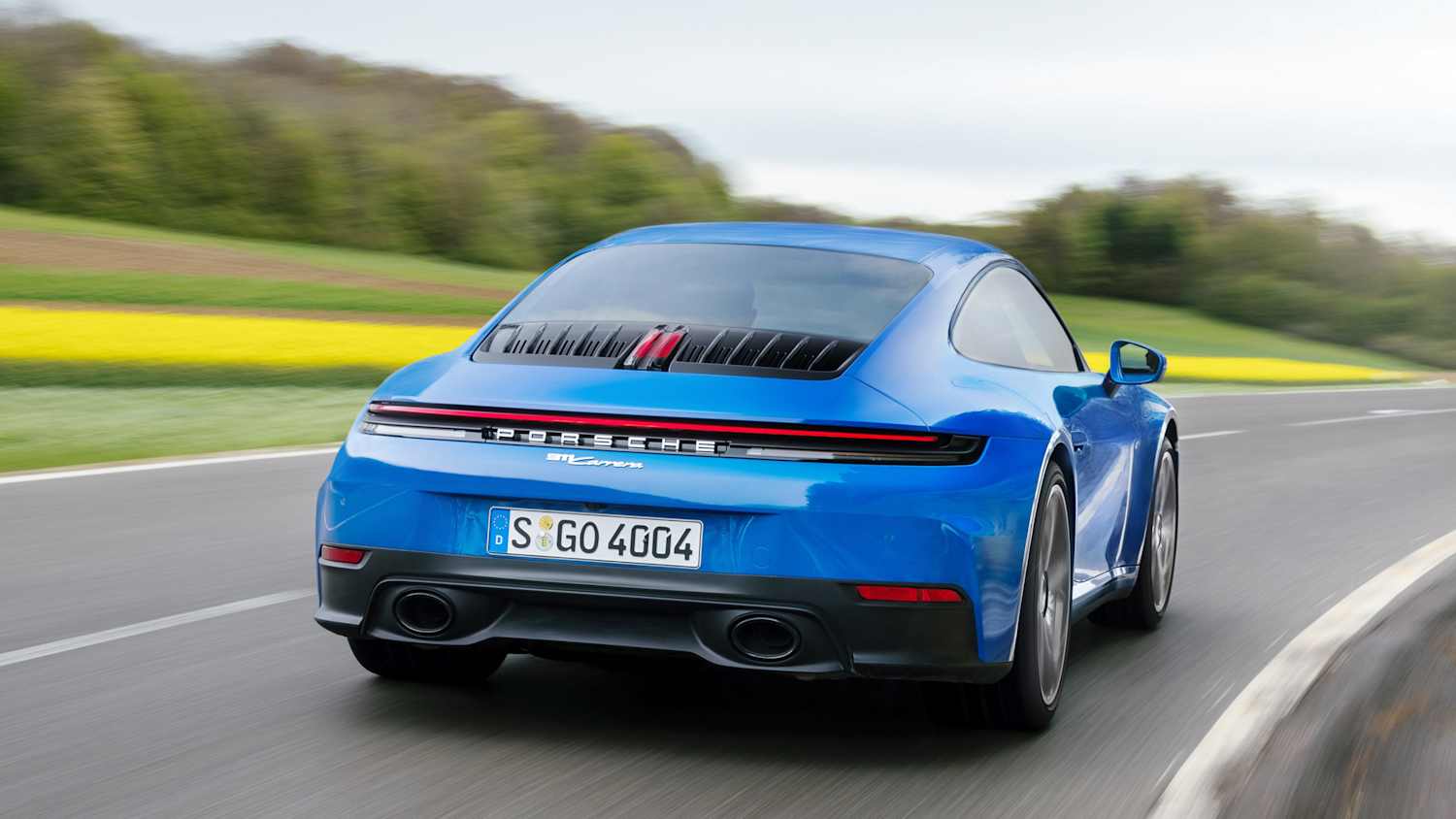 Der neue Porsche 911 Carrera wärend der Fahrt von hinten fotografiert