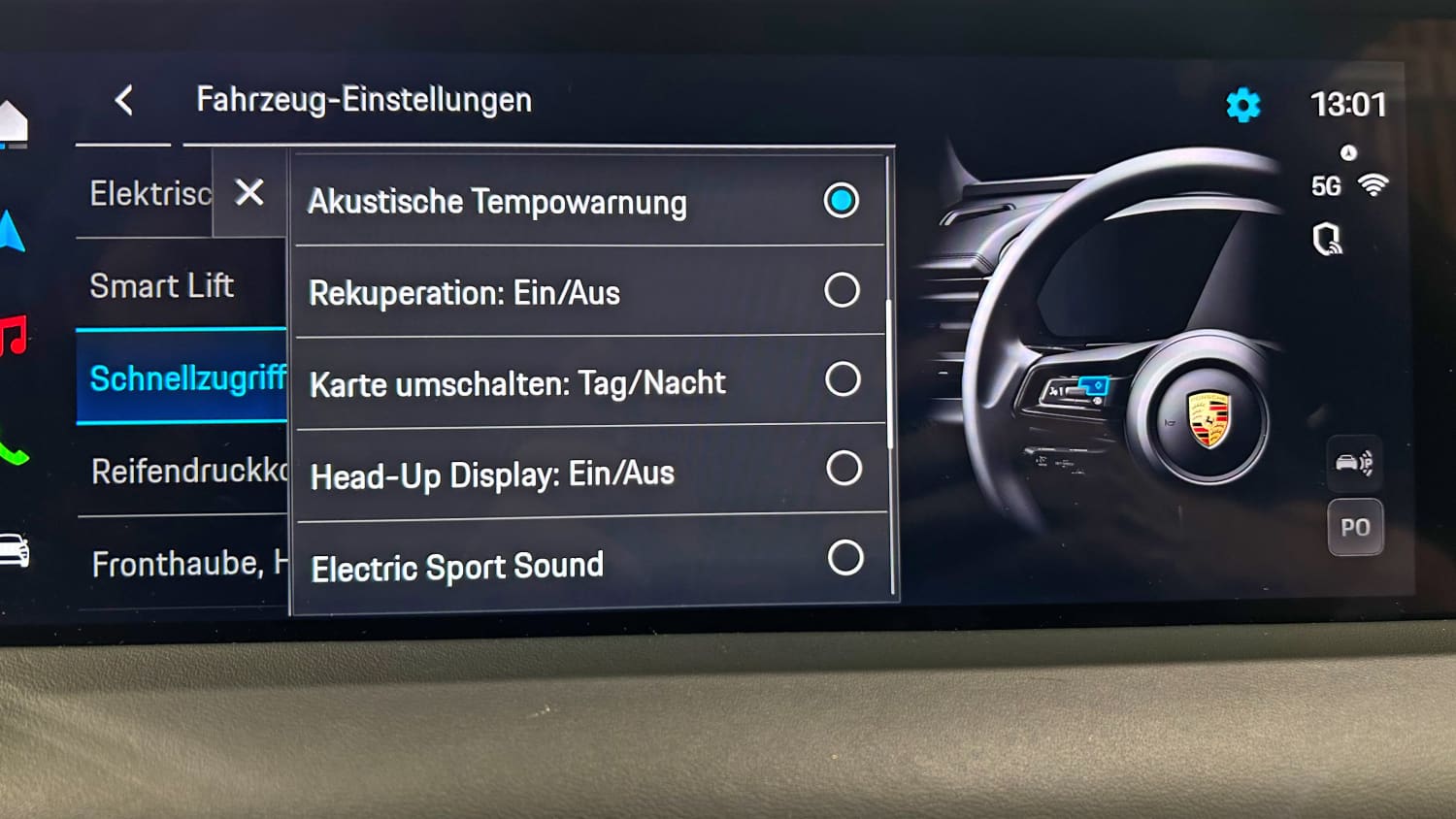 Display des Porsche Macan E mit dem Schnellzugriff zur Akkustischen Tempowarnung