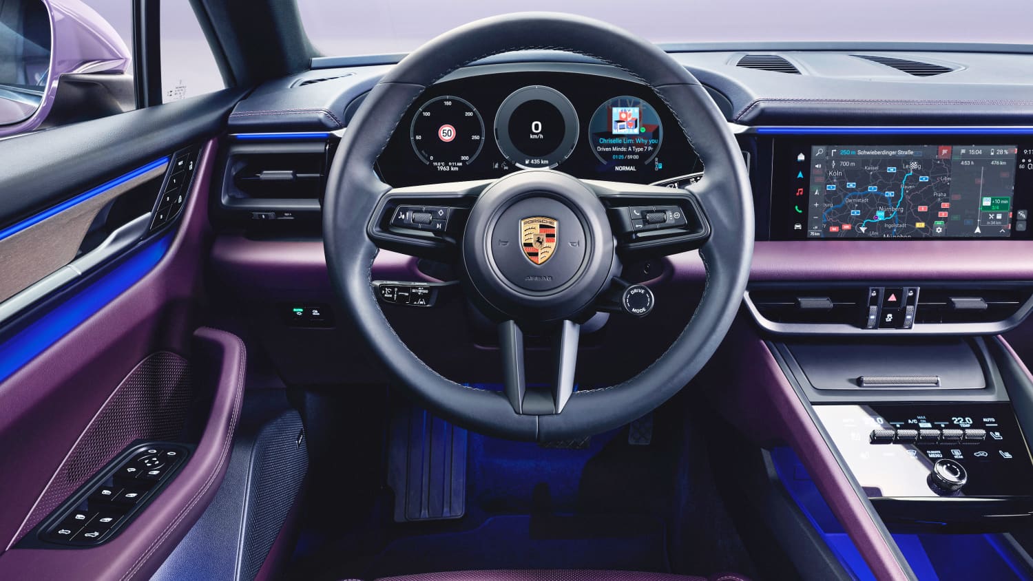 Das Cockpit mit Lenkrad des Porsche Macan E