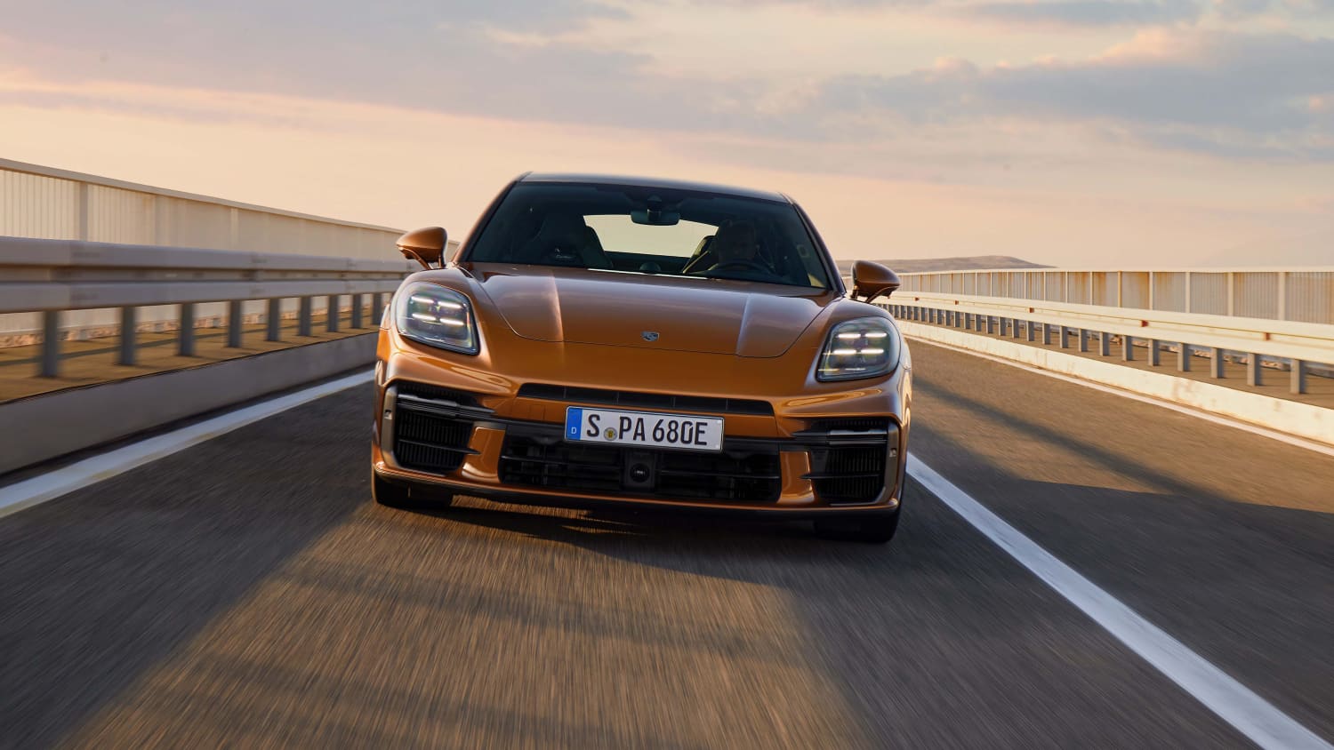 Frontansicht eines fahrenden Porsche Panamera