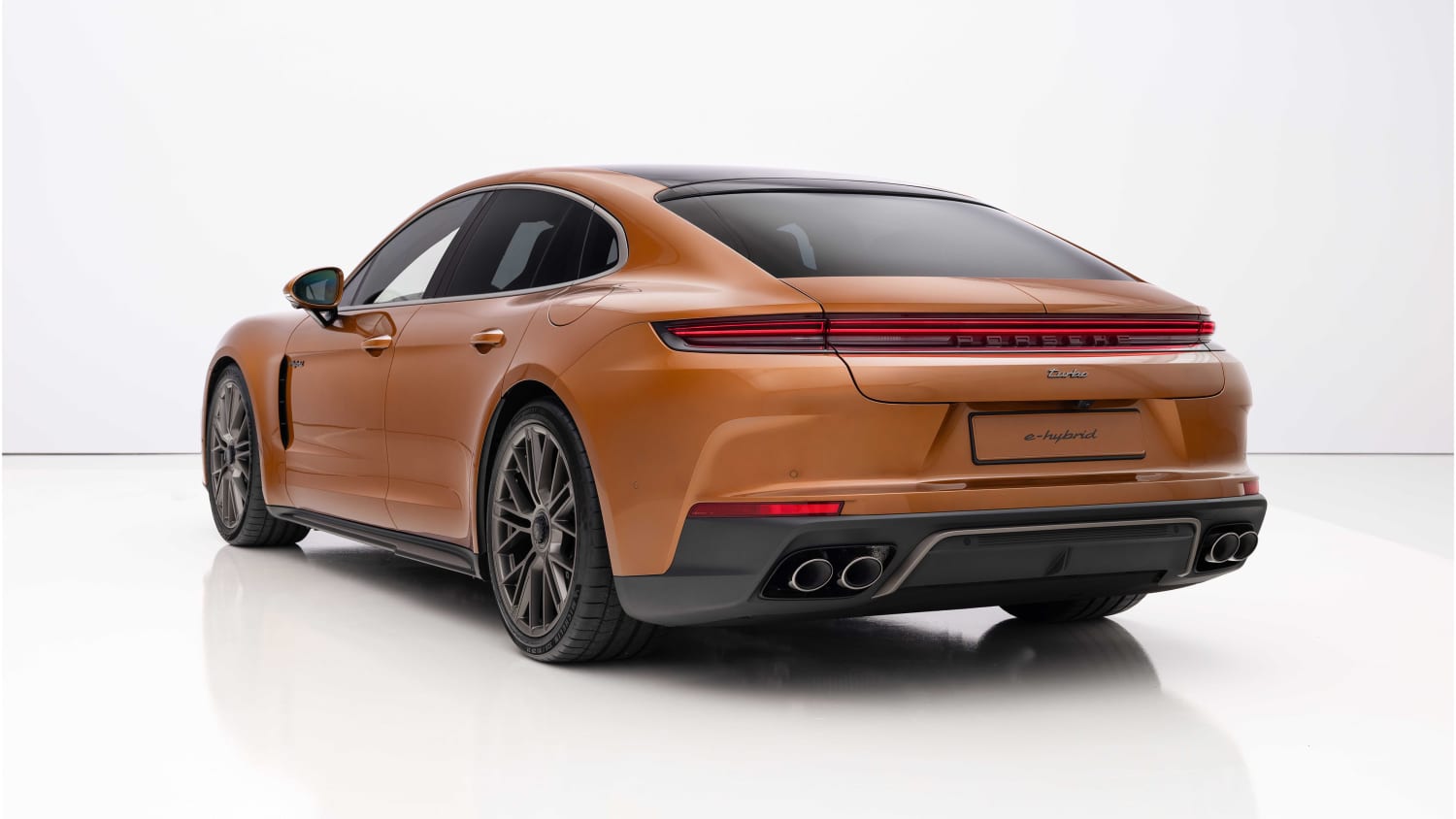 Heckansicht eines stehenden Porsche Panamera