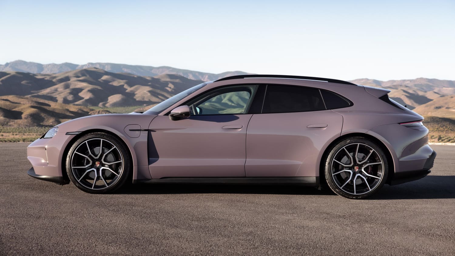 Seitenansicht eines stehenden Porsche Taycan Sport Turismo nach Facelift