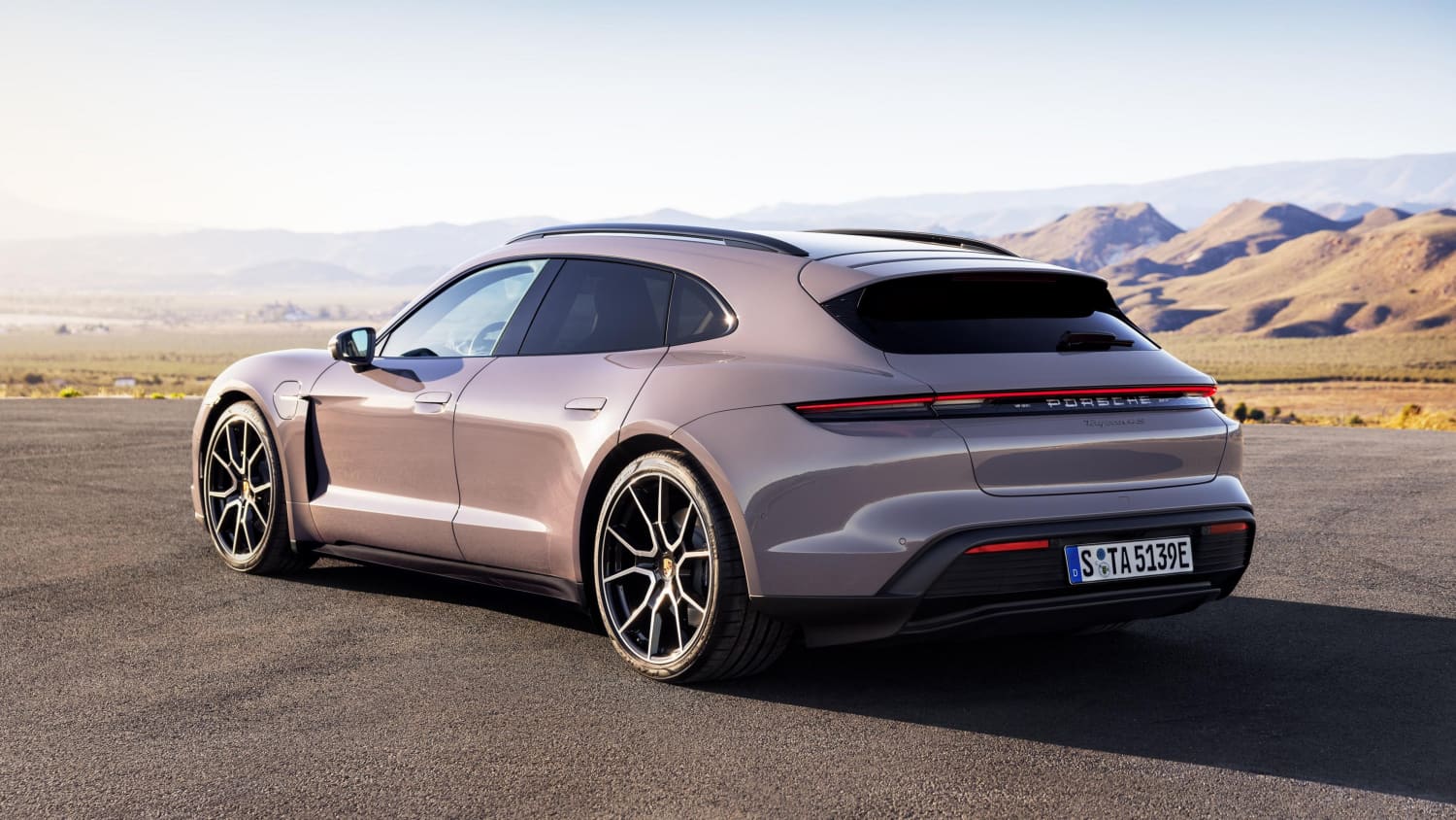 Heck und Seitenansicht eines stehenden Porsche Taycan Sport Turismo nach Facelift