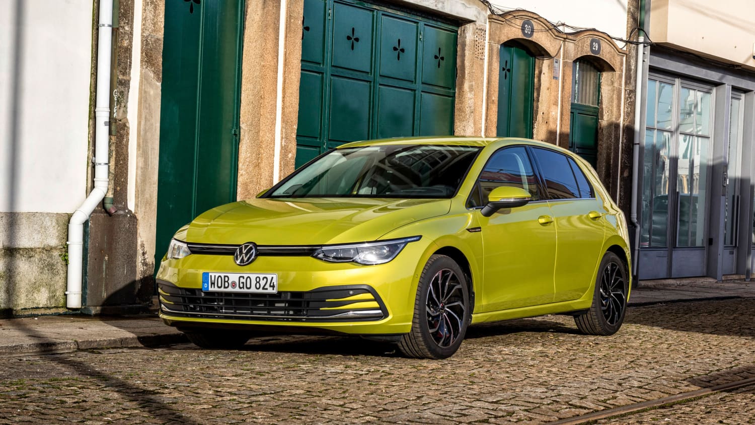 Front und Seitenansicht eines stehenden gelben VW Golf 8