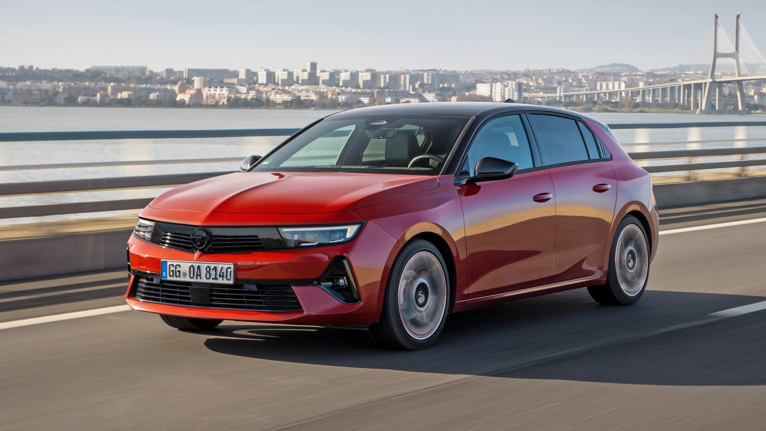 Frontansicht eines fahrenden Opel Astra