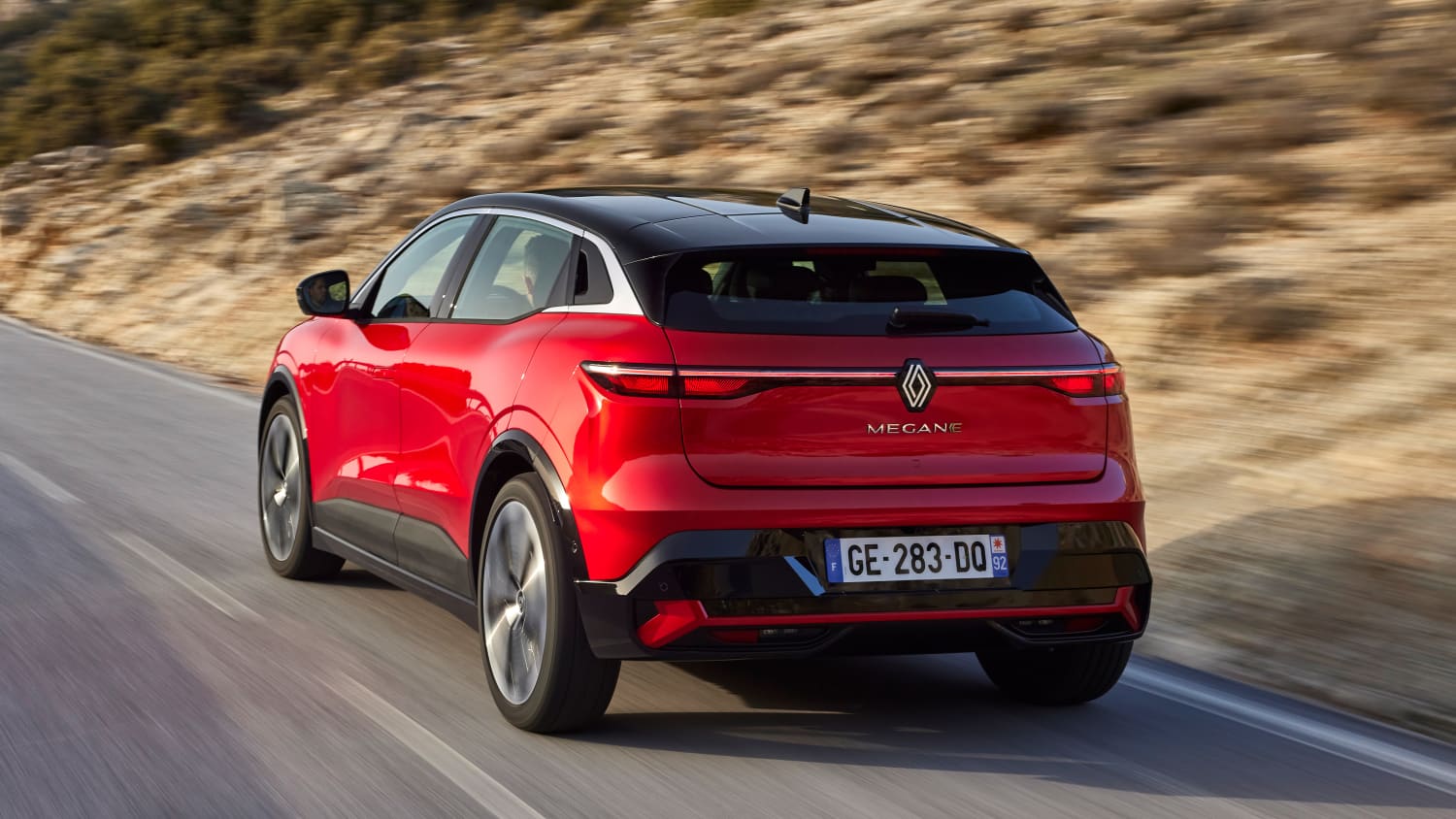 Heckansicht eines fahrenden Renault Megane E-Tech Electric