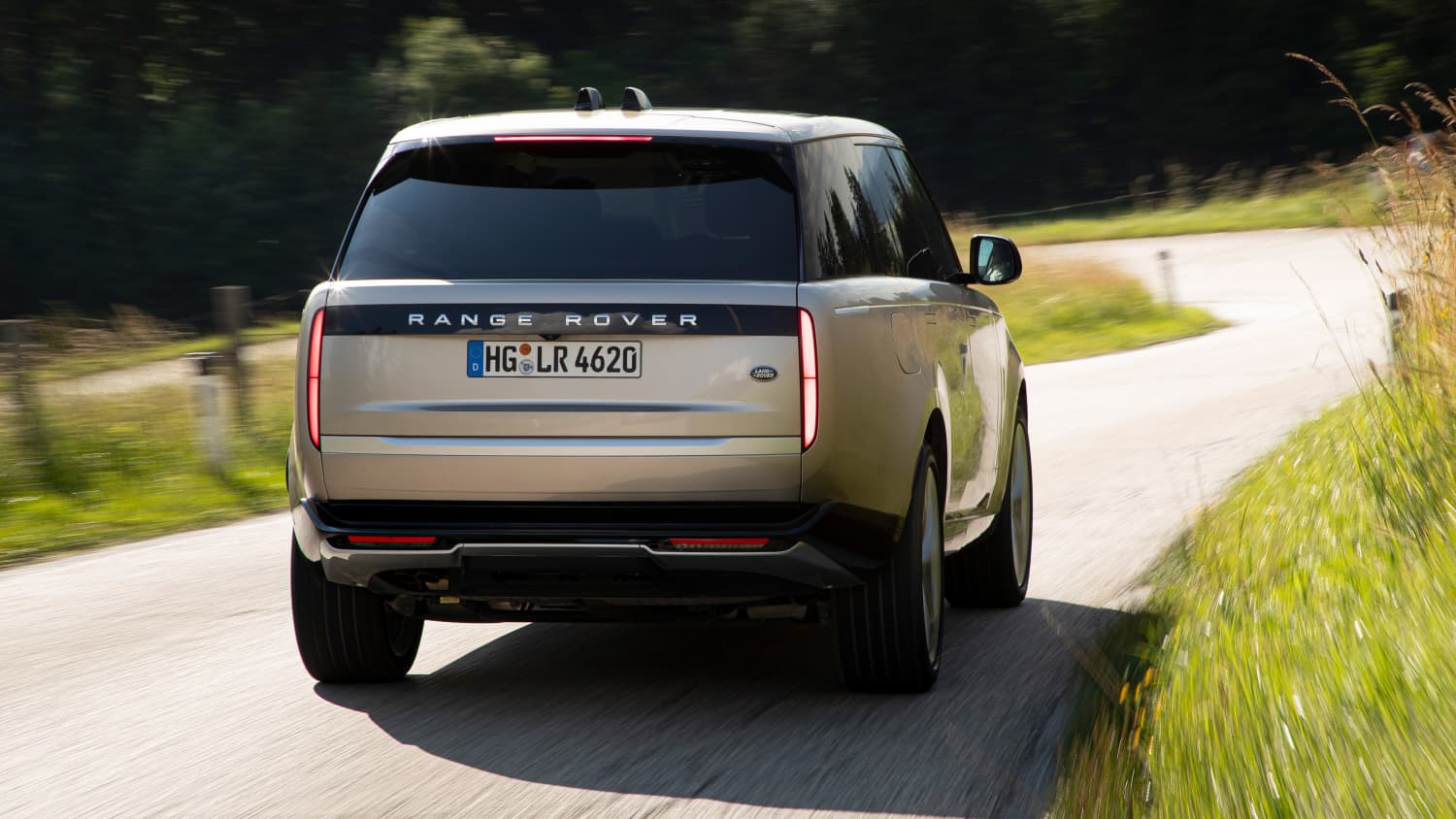 Heckansicht eines fahrenden Range Rover