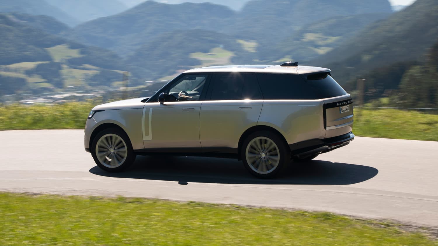 Seitenansicht eines fahrenden Range Rover