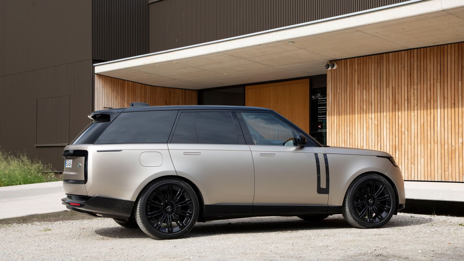 Seitenansicht eines stehenden Range Rover