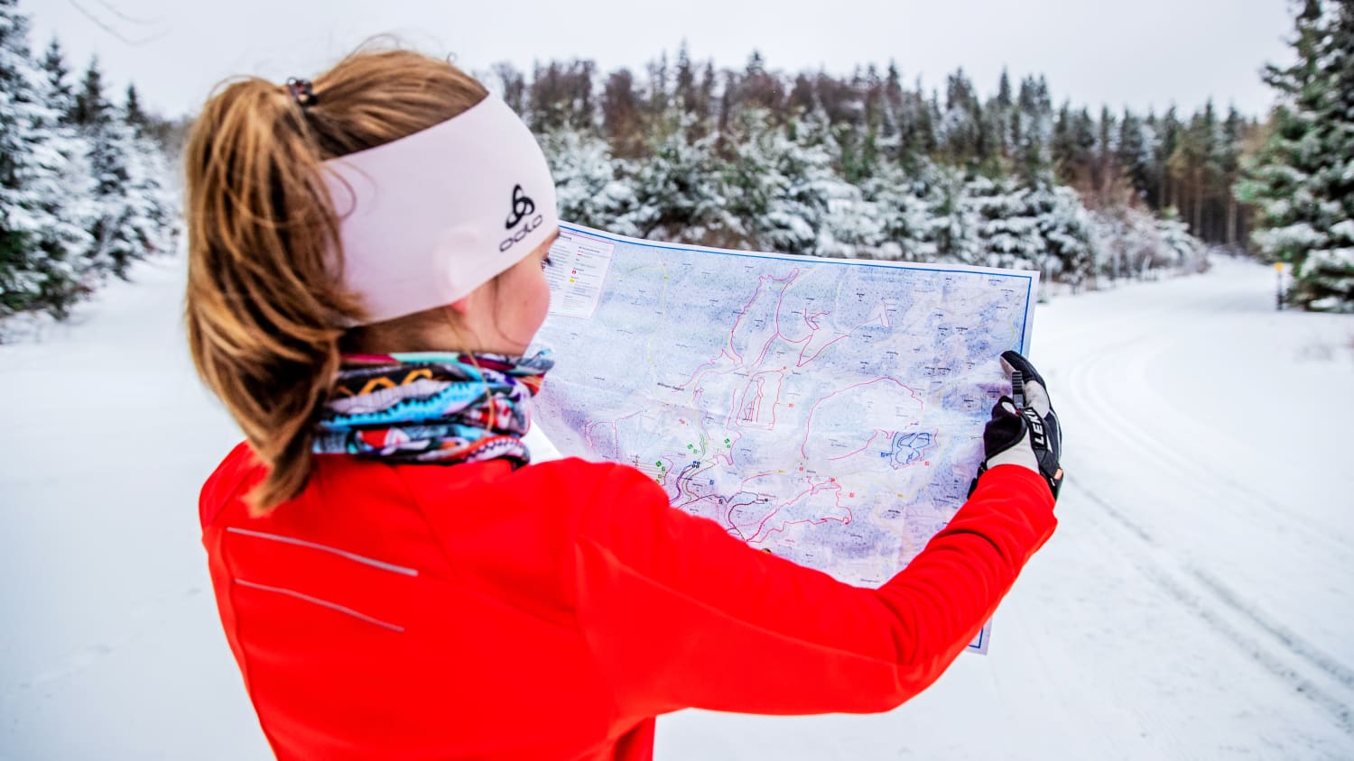 Eine Frau schaut sich die Karte mit Leupen der Wintersport Arena Sauerland  an