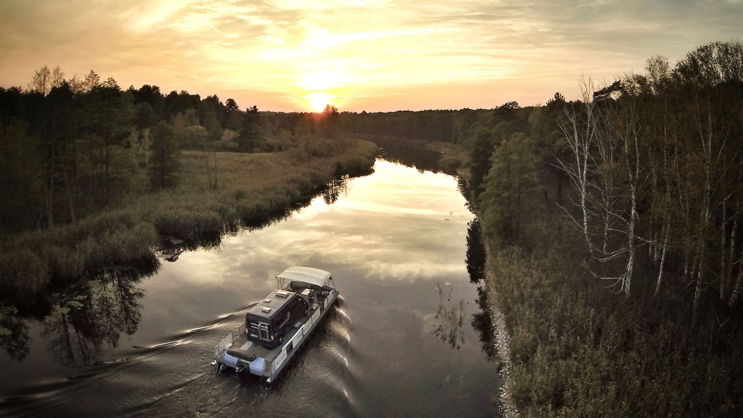 Wohnmobil auf einem Freecamper auf einem Mecklenburger See
