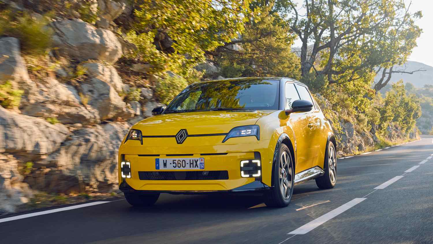 Frontansicht eines fahrenden Renault 5