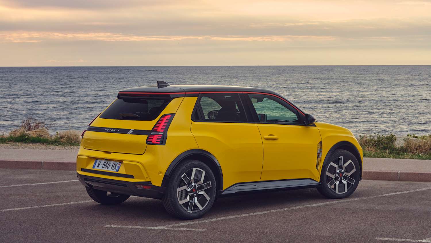 Heck und Seitenansicht eines stehenden Renault 5