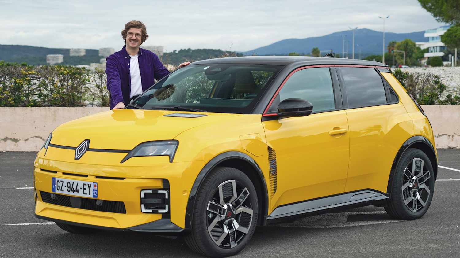 ADAC Redakteur Andreas Huber lehnt an einem Renault 5