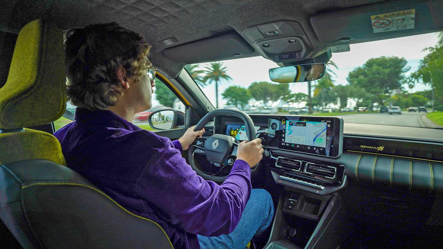 ADAC Redakteur Andreas Huber am Steuer eines Renault 5