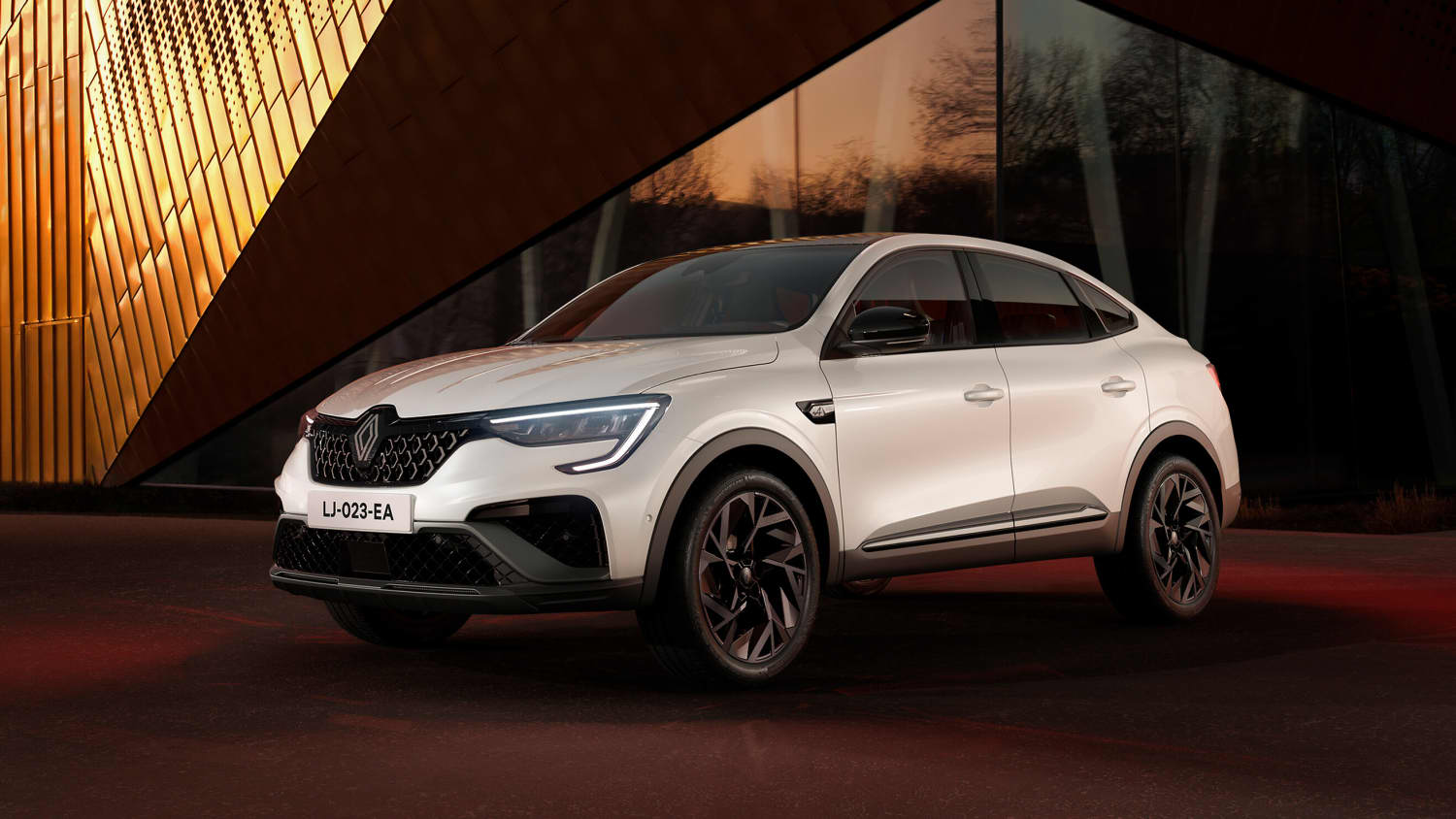 Front und Seitenansicht eines stehenden Renault Arkana nach Facelift