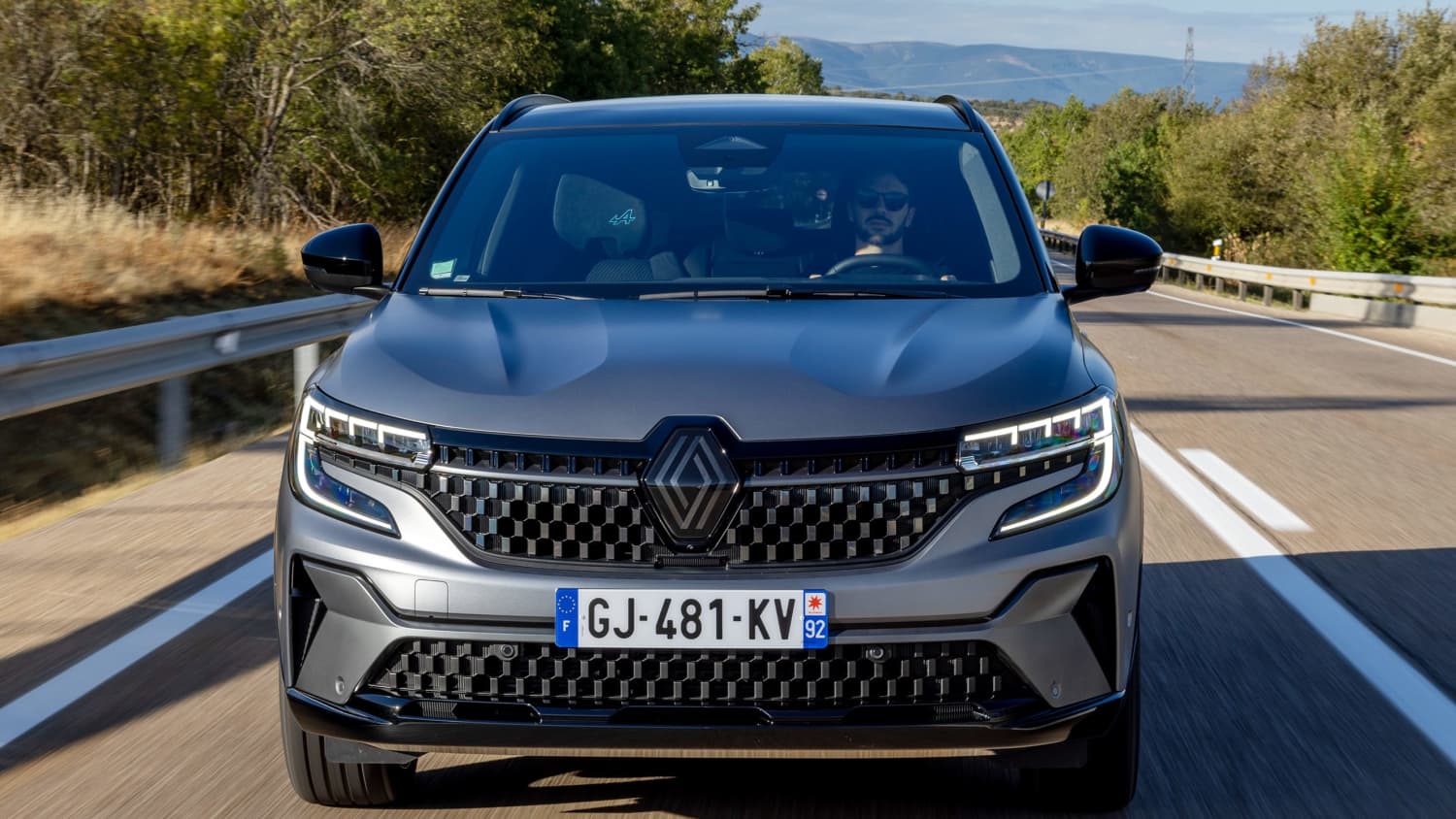 Fahraufnahme von vorne des Renault Austral Hybrid