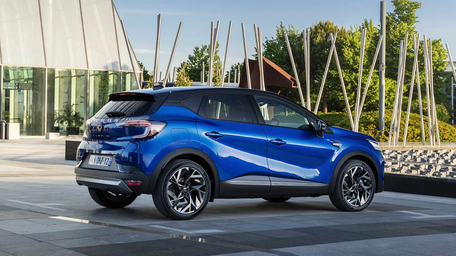 Heck und Seitenansicht eines Renault Captur 160 Mildhybrid nach Facelift