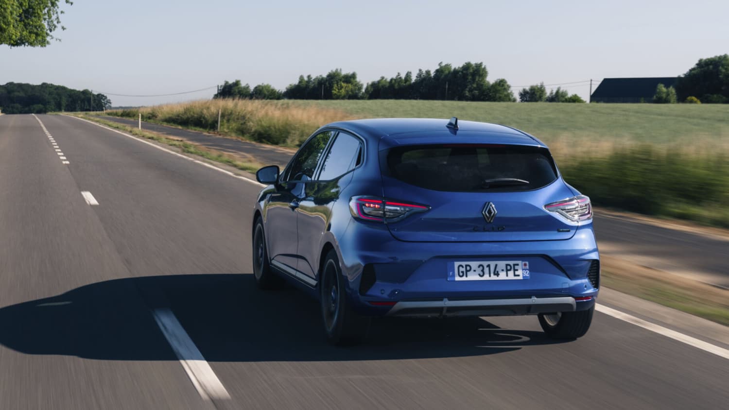 Heckansicht eines fahrenden Renault Clio nach Facelift