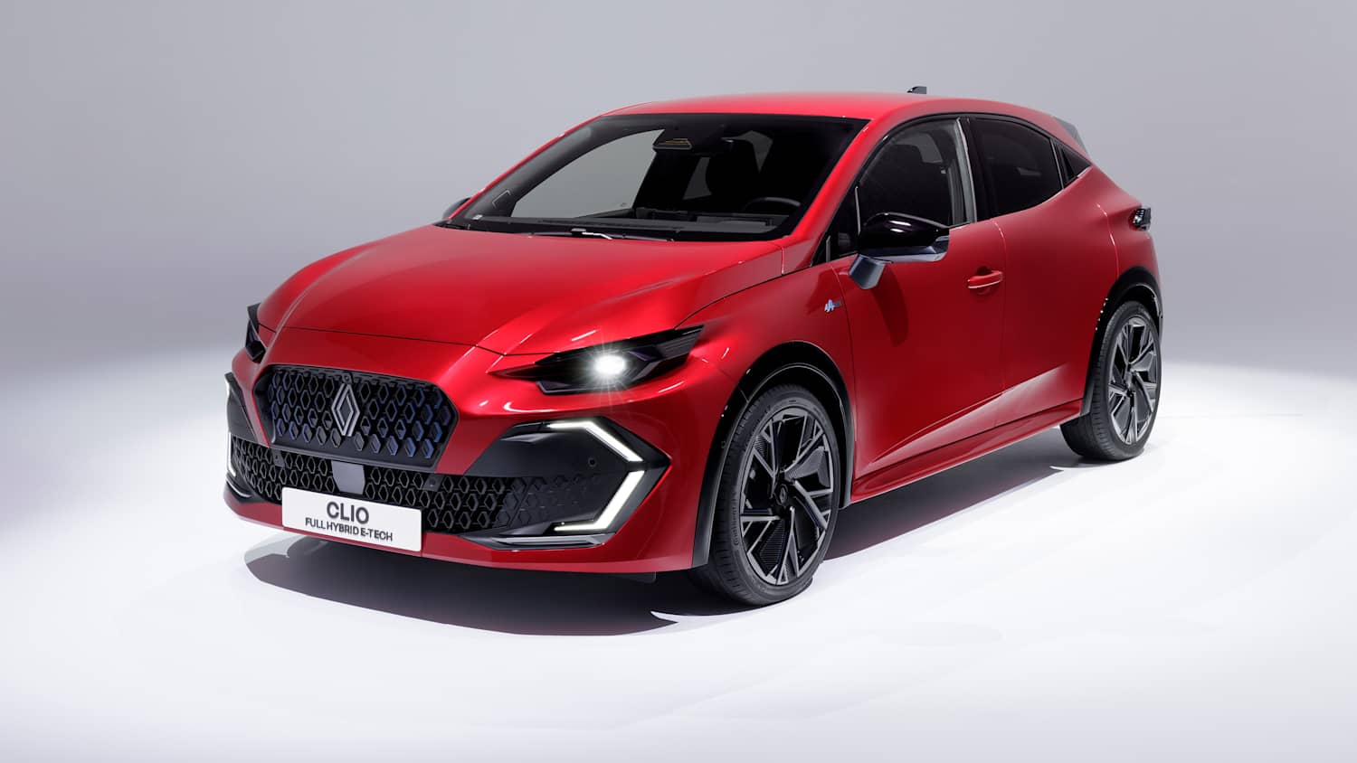 Dreiviertelansicht eines stehenden Renault Clio von vorne