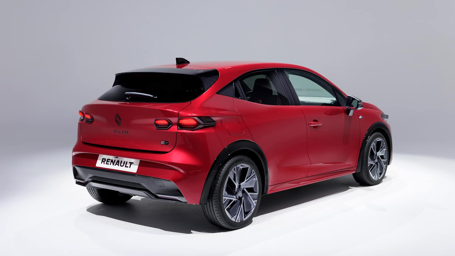 Dreiviertelansicht eines stehenden Renault Clio von hinten