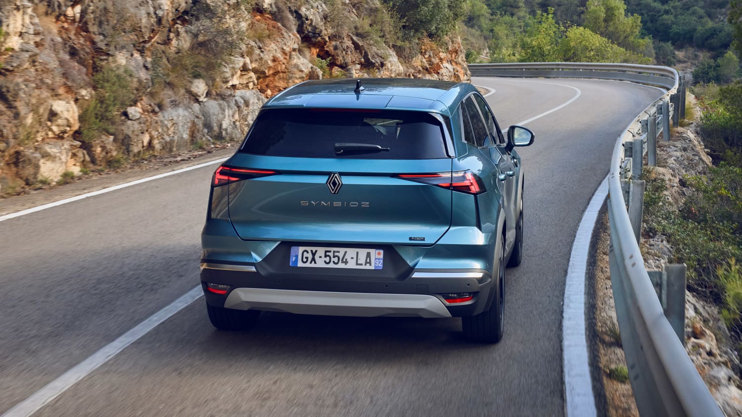 Heckansicht eines fahrenden Renault Symbioz