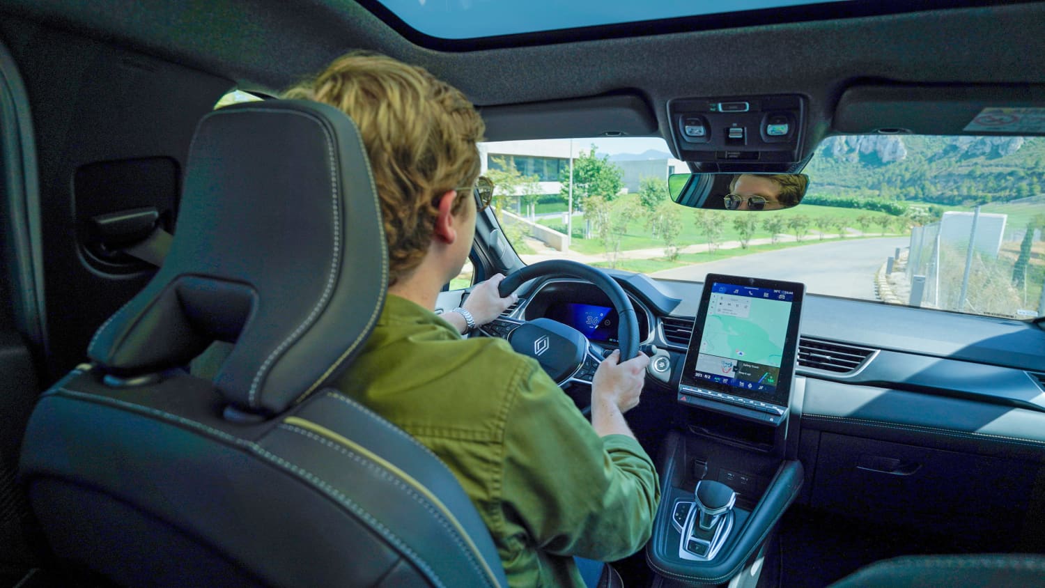 ADAC Redakteur am Steuer des Renault Symbioz