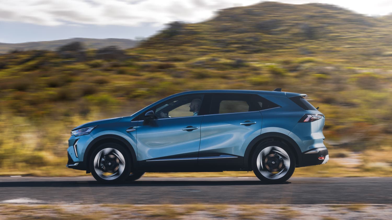Seitenansicht eines fahrenden Renault Symbioz