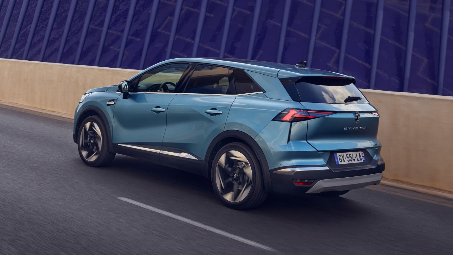 Heck und Seitenansicht eines fahrenden Renault Symbioz