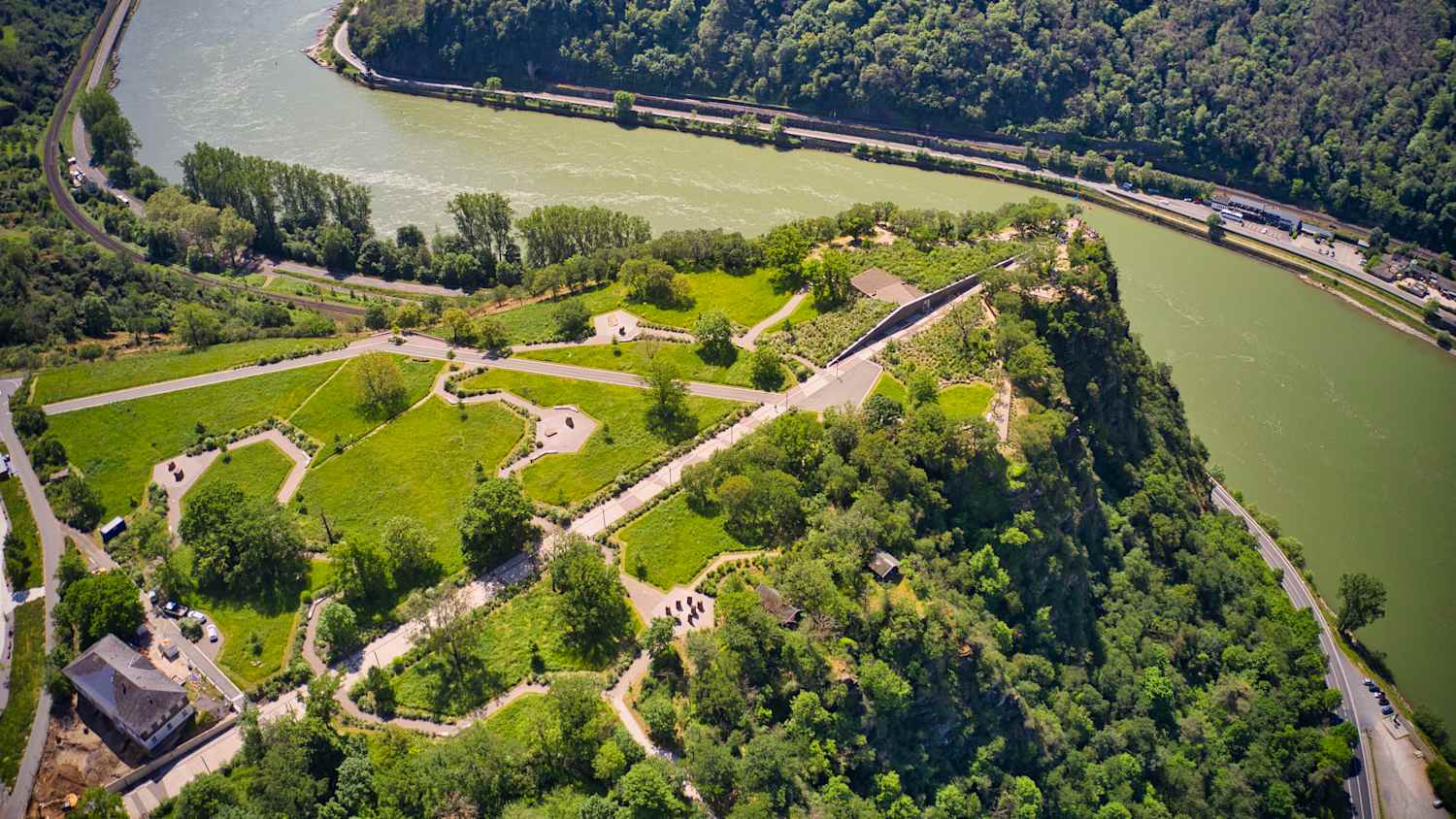 Luftaufnahme des Kultur- und Landschaftspark auf dem Loreley-Plateau