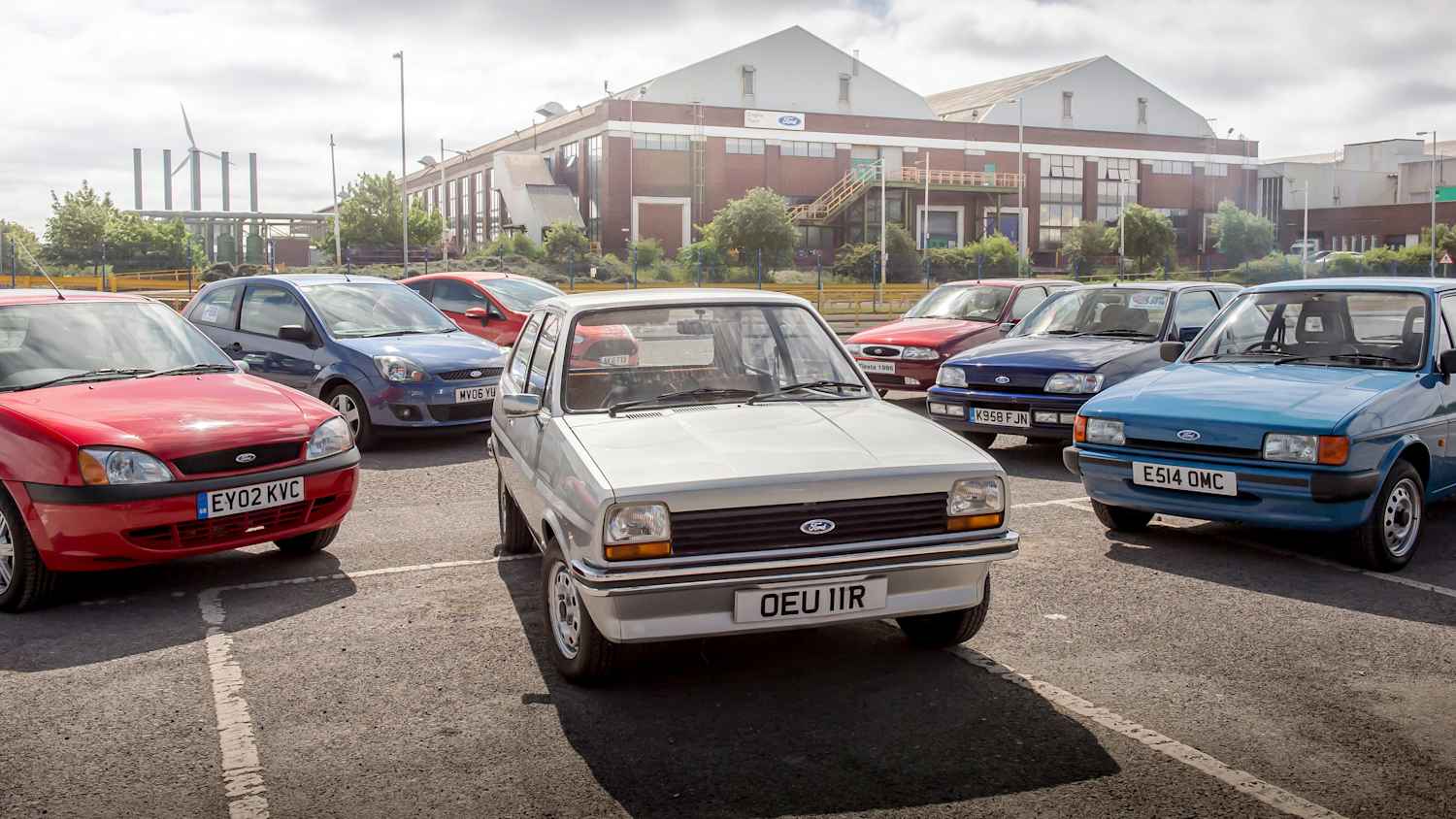 Verschiedene Baureien des beliebten Ford Fiesta auf einem Parkplatz