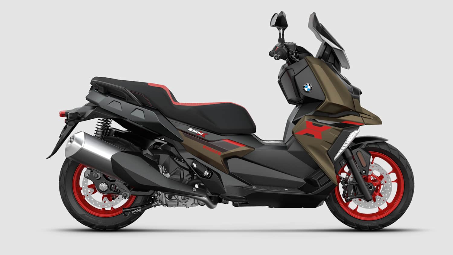 Seitenansicht einer stehenden BMW 400 X