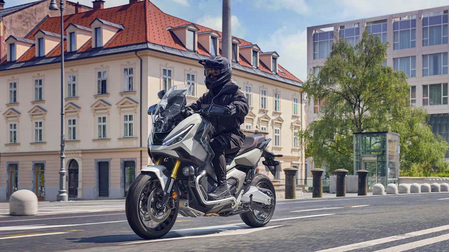 Ein Mann fährt auf einer Honda X-ADV