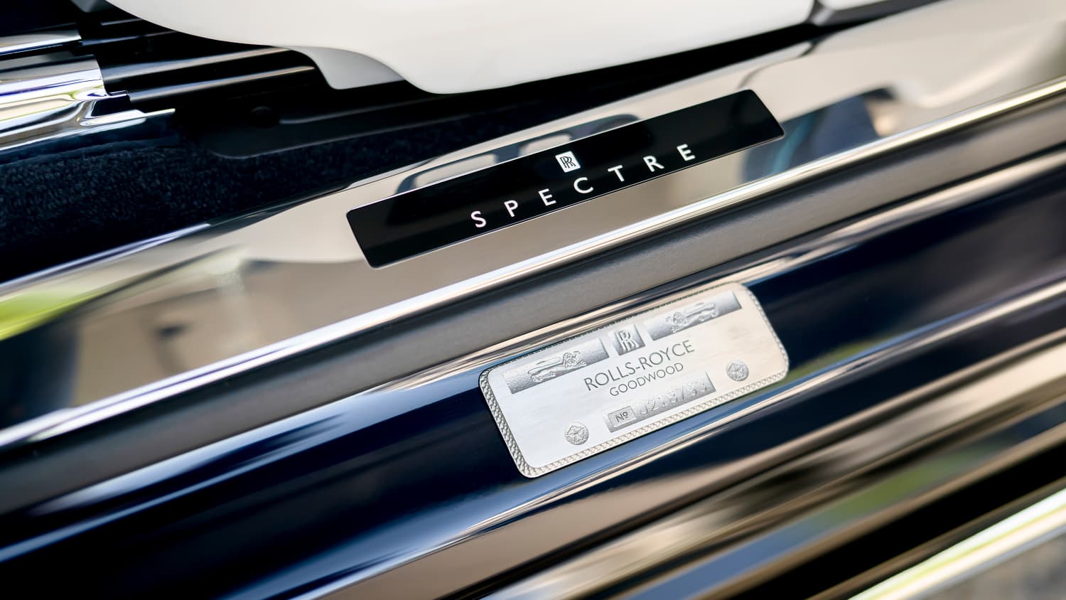 Detail des Logo des Rolls Royce Spectre