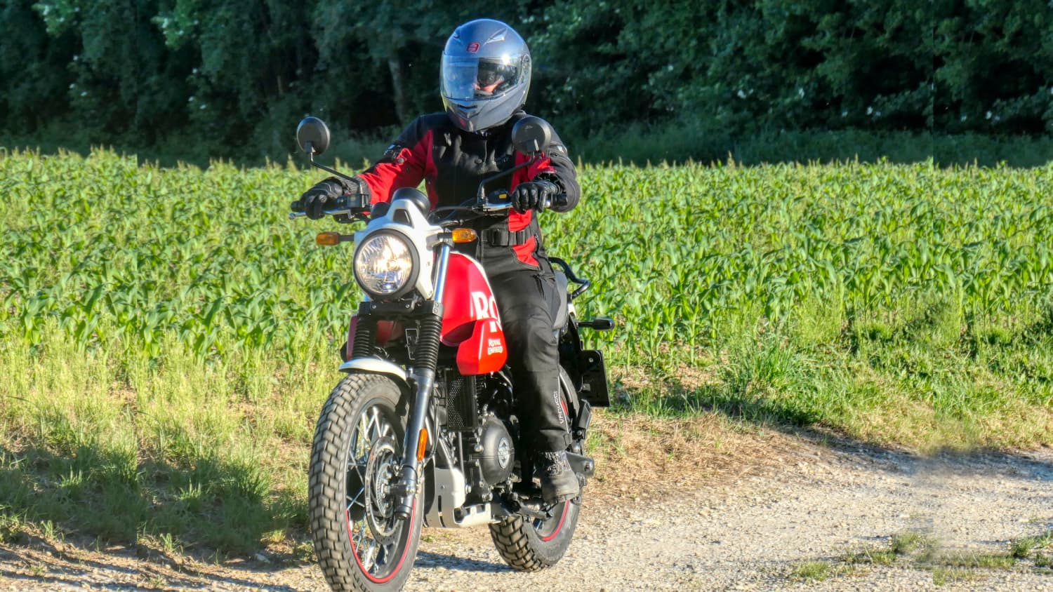 Fahraufnahme der Royal Enfield Himalayan Scram 411
