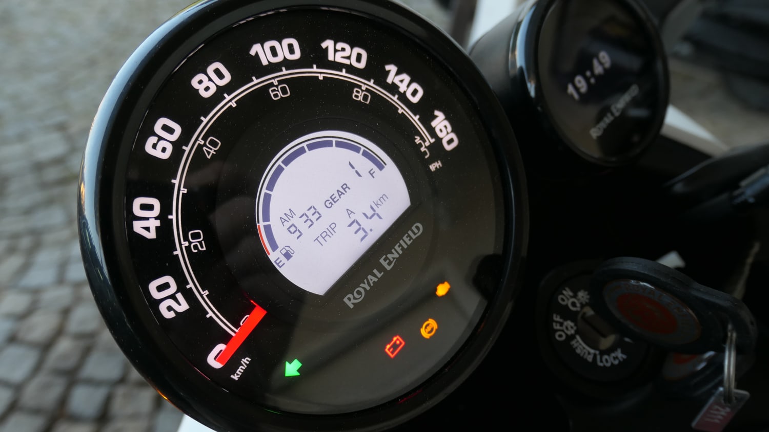 Detailaufnahme vom Tacho der Royal Enfield Himalayan Scram 411