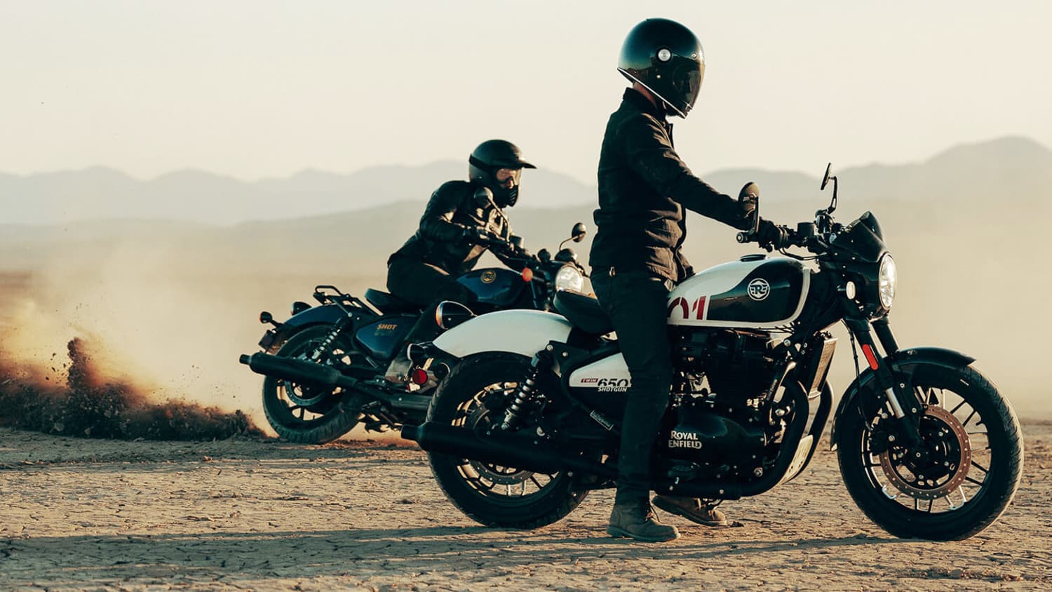 Zwei Motorradfahrer in der Wüste auf Royal Enfield Shotguns 650