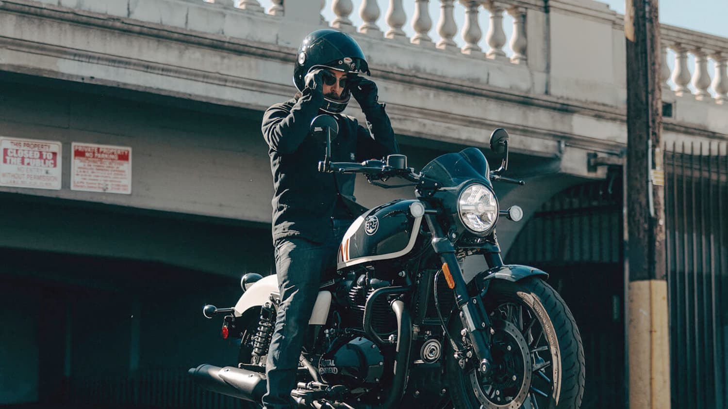 Ein Motorradfahrer auf einer Royal Enfield Shotgun 650