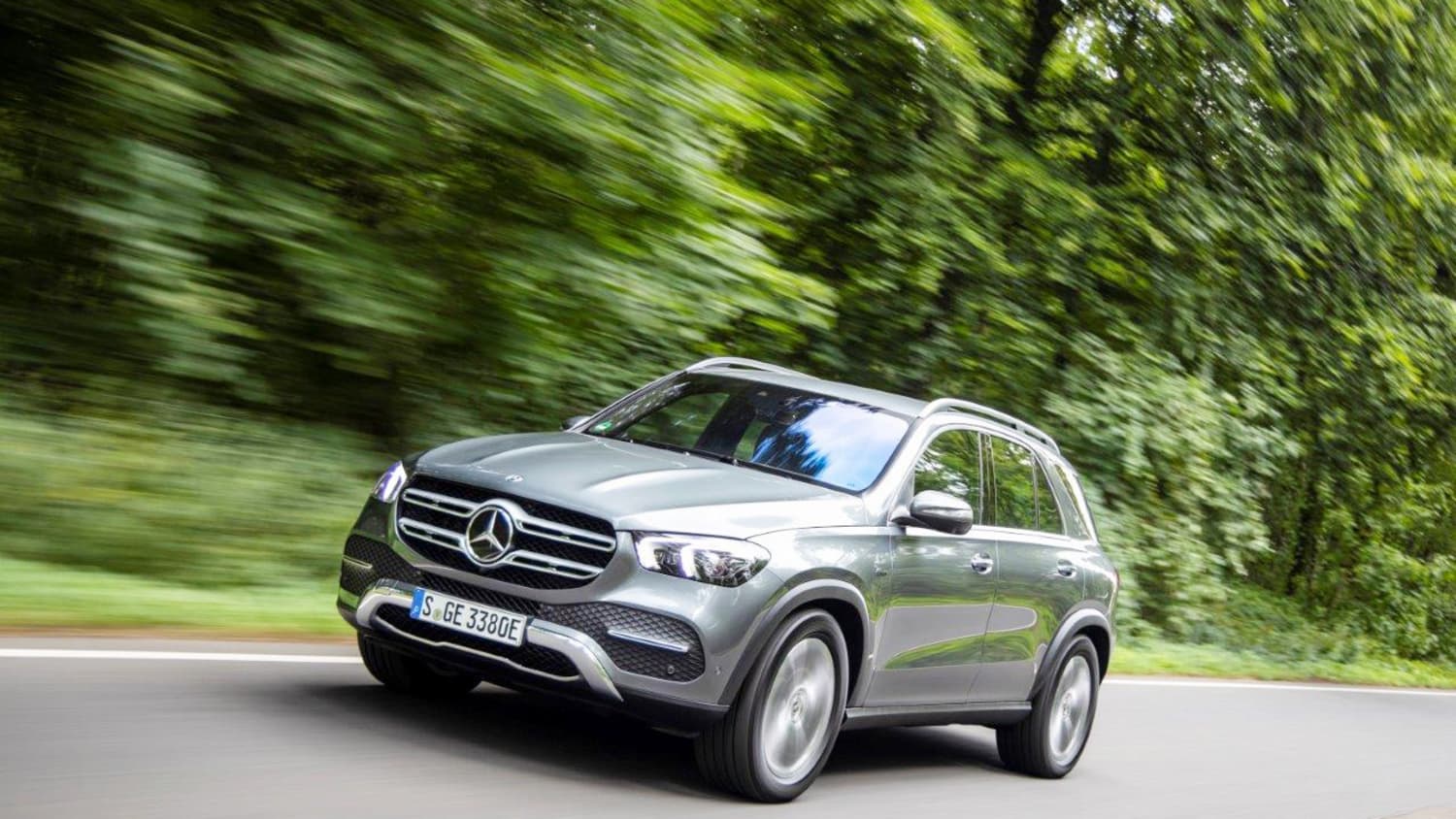 Ein Mercedes GLE 167 fährt auf einer Landstraße