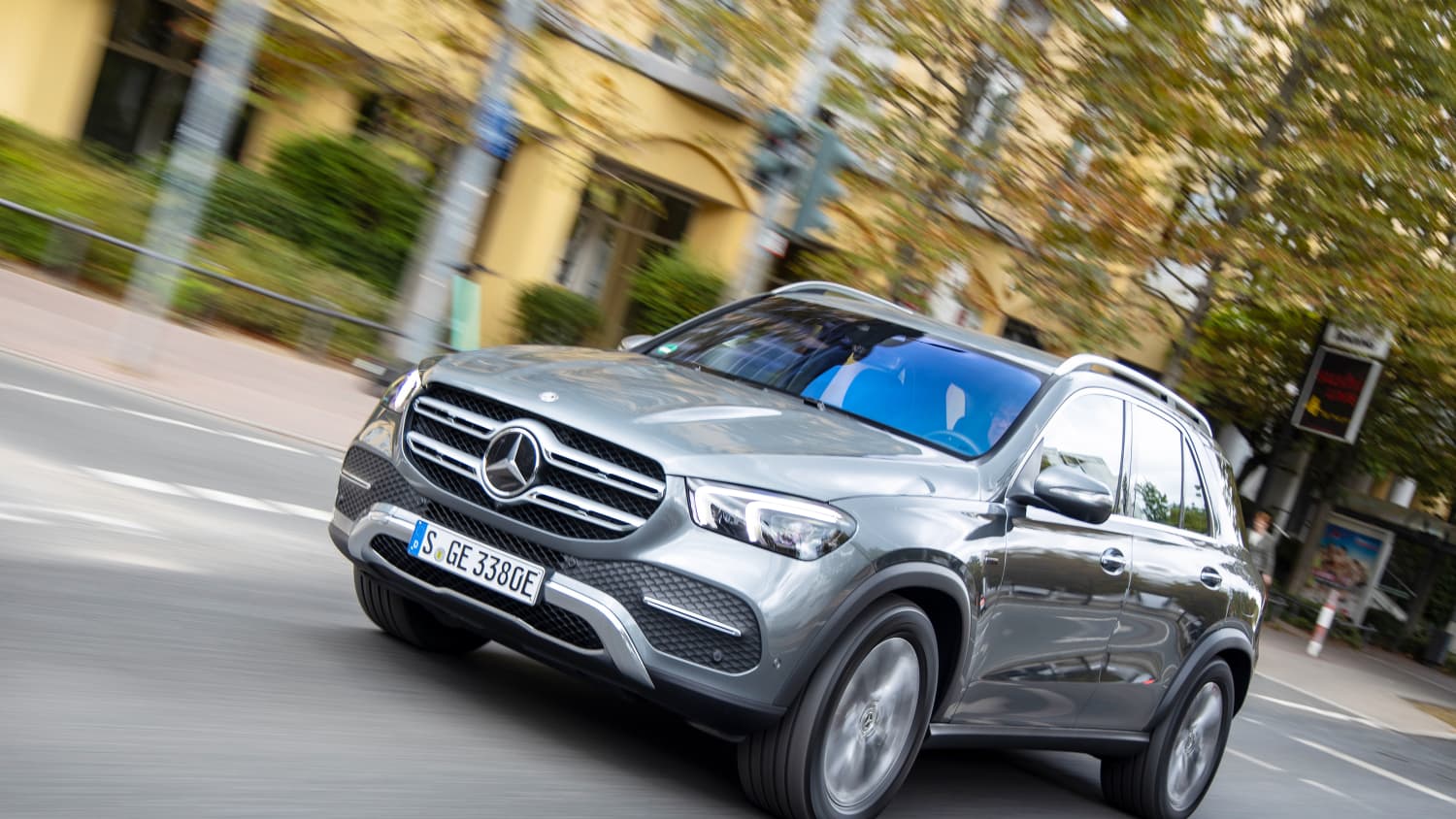 Ein silbergrauer Mercedes GLE 350 4Matic in der Stadt