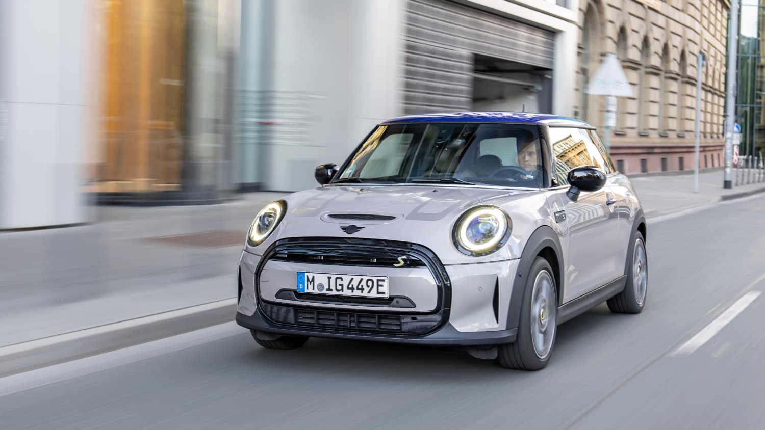 Frontansicht eines auf einer Straße fahrenden Mini Cooper SE