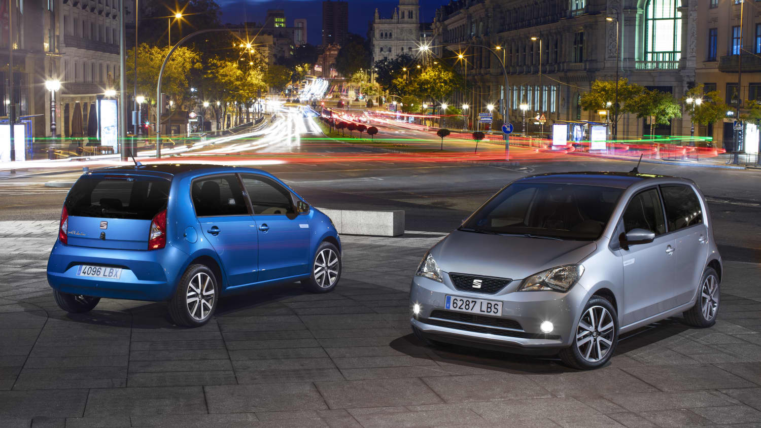 zwei Seat Mii electric nebeneinander stehend
