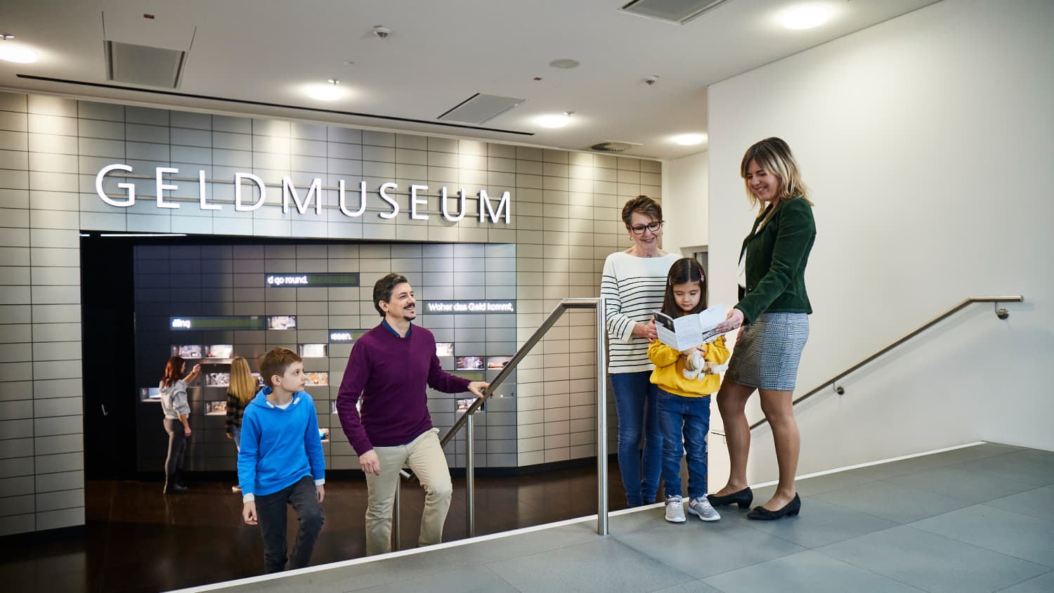 Besucher vor dem Geldmuseum in Frankfurt