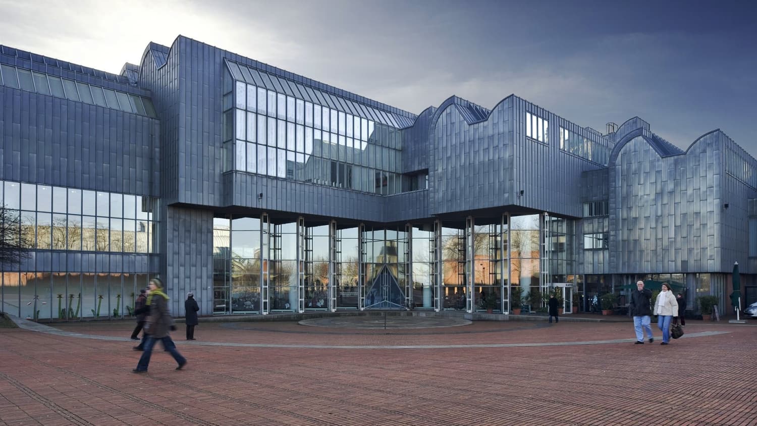 Das Museum Ludwig in Koeln von außen mit Passanten