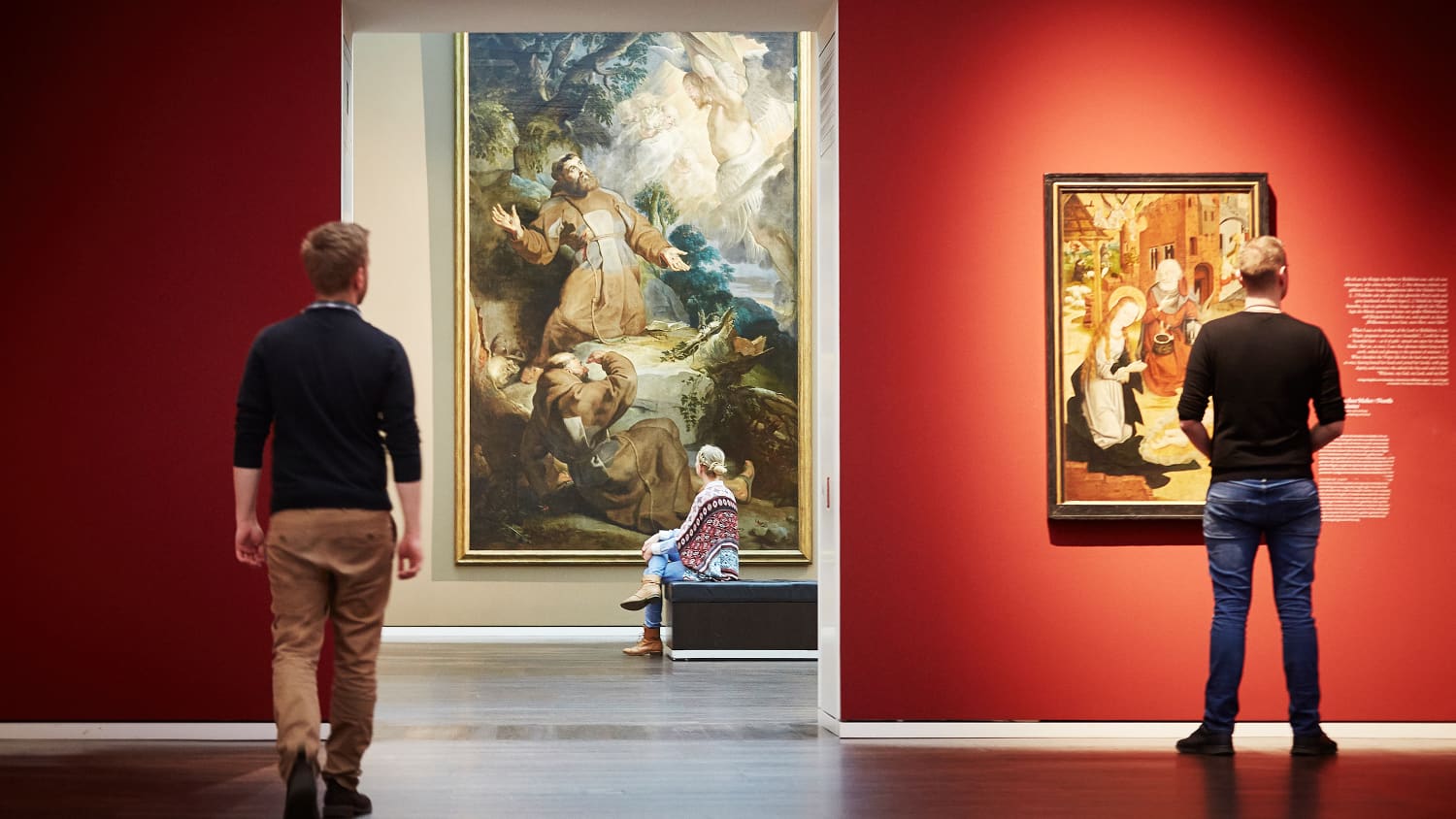 Besucher des Wallraf Richartz Muesum in Köln betrachten Gemälde