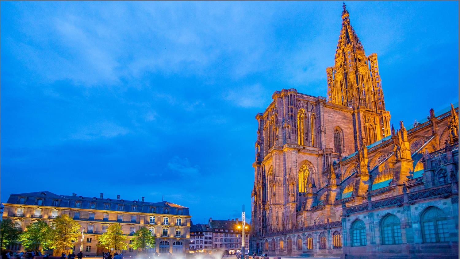 Die Kathedrale Notre Dame vom Place du Chateau in Straßburg im Elsass in Frankreic