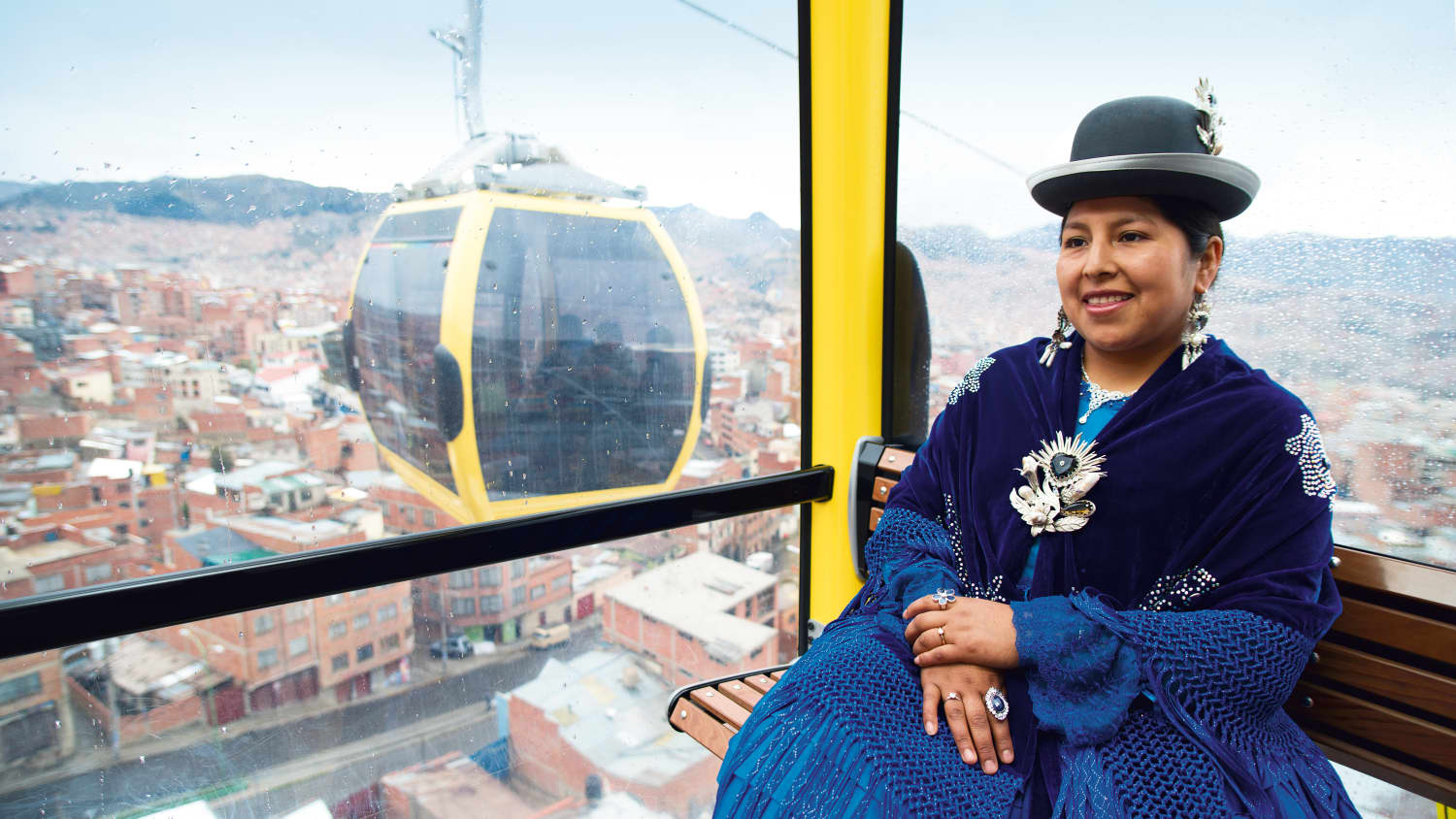 Frau fährt Seilbahn in La Paz